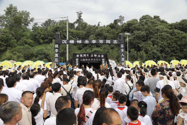 老家河南網-她為學生挺身擋“飛車” 四千余人送別李芳老師